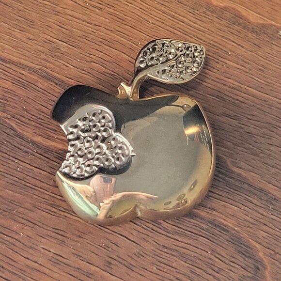 Park Lane Apple Brooch Pin Gold Tone Textured Bite Out and Leaf Signed - Picture 1 of 3